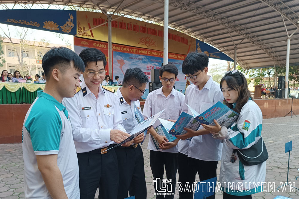 Đại diện Cục Kỹ thuật Hải quân tuyên truyền cho học sinh trường THPT Lương Ngọc Quyến những thông tin cần thiết khi thi tuyển vào Học viện Hải quân.