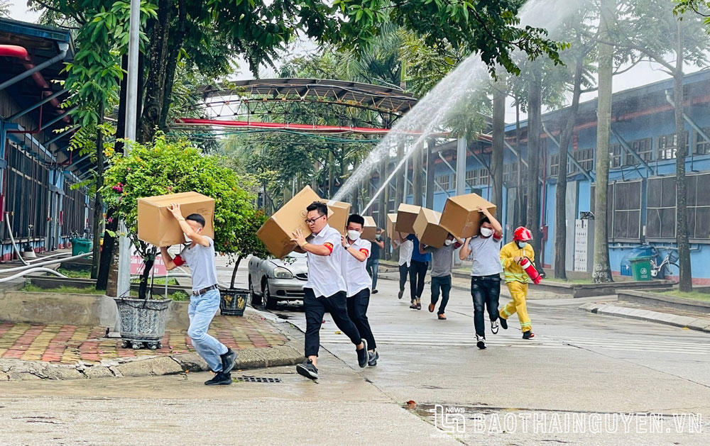 Người lao động diễn tập phương án chữa cháy và cứu hộ, cứu nạn tại Nhà máy TNG Sông Công.