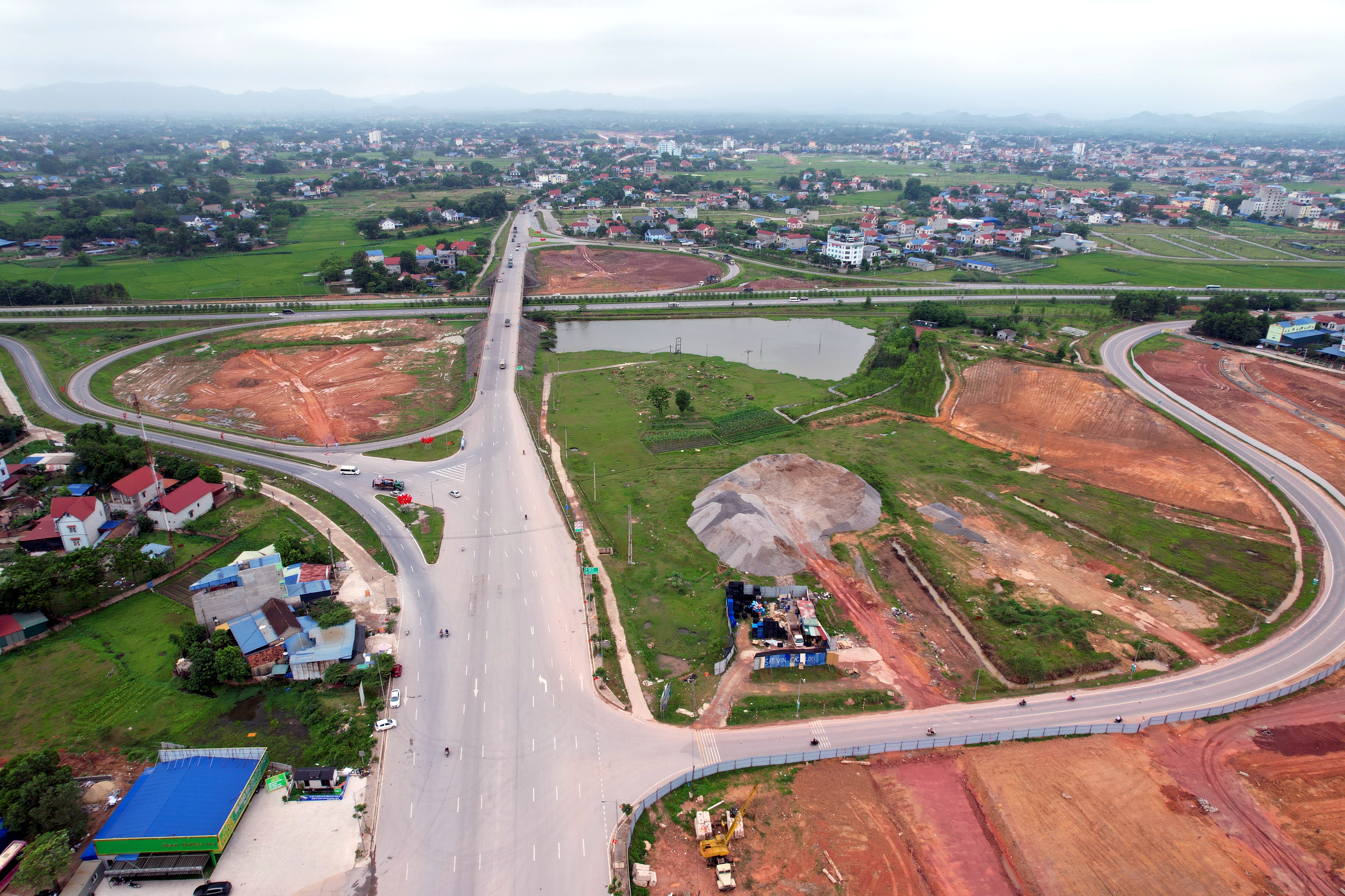 Các tuyến giao thông kết nối, thúc đẩy phát triển hành lang kinh tế.