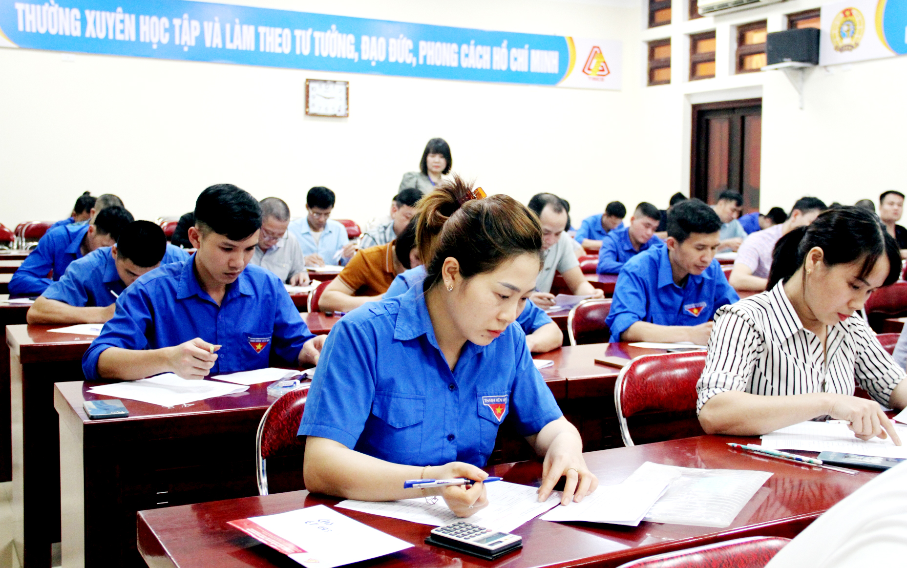 Các thí sinh tham gia phần thi lý thuyết tại Hội thi chọn lao động giỏi năm 2023.