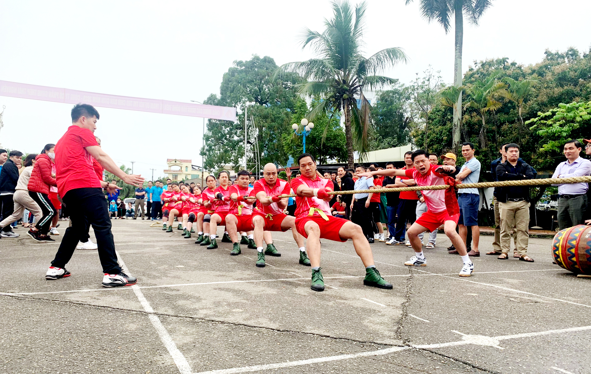 Các đội tham gia thi đấu môn kéo co tại Hội thi trò chơi dân gian.