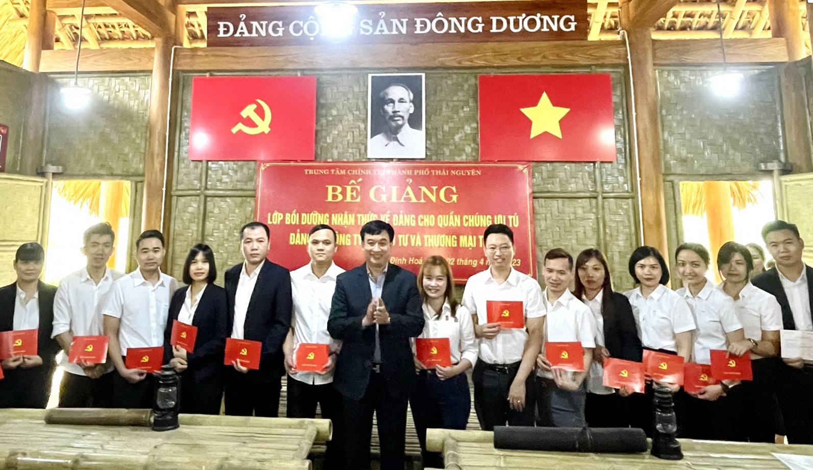 Lãnh đạo Trung tâm Chính trị TP. Thái Nguyên trao giấy chứng nhận hoàn thành chương trình bồi dưỡng nhận thức về Đảng cho các học viên.