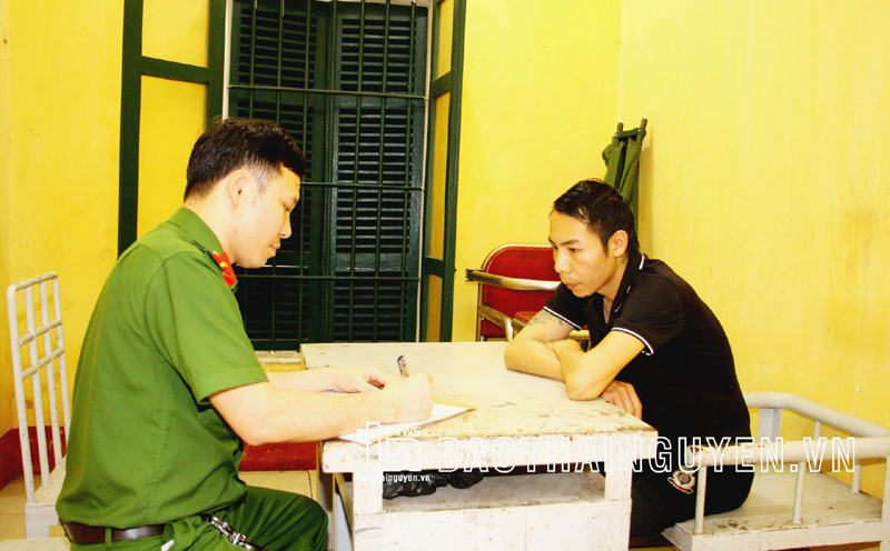 
Công an lấy lời khai của đối tượng Trương Quốc Bảo.