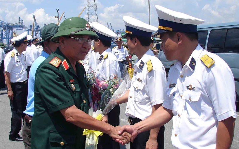 Vị “tướng già” mang quà ra Trường Sa