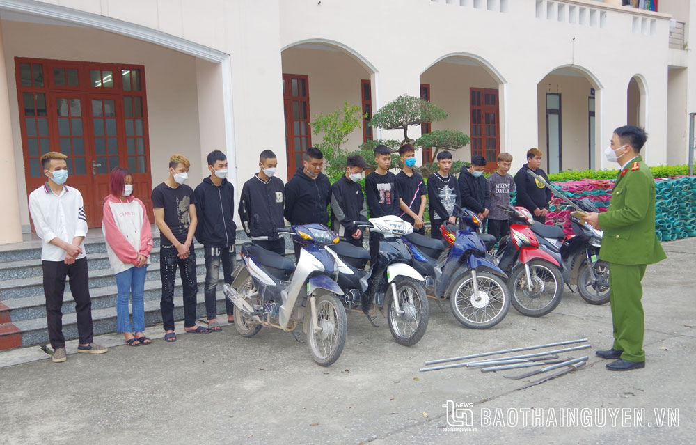 Công an TP. Sông Công ngăn chặn kịp thời hai nhóm đối tượng đang có hành vi chuẩn bị công cụ, dao, kiếm, tuýp sắt và nhiều vỏ chai thủy tinh để đánh nhau tại khu vực cổng chào KCN Sông Công II (thuộc phường Lương Sơn, TP. Sông Công).
