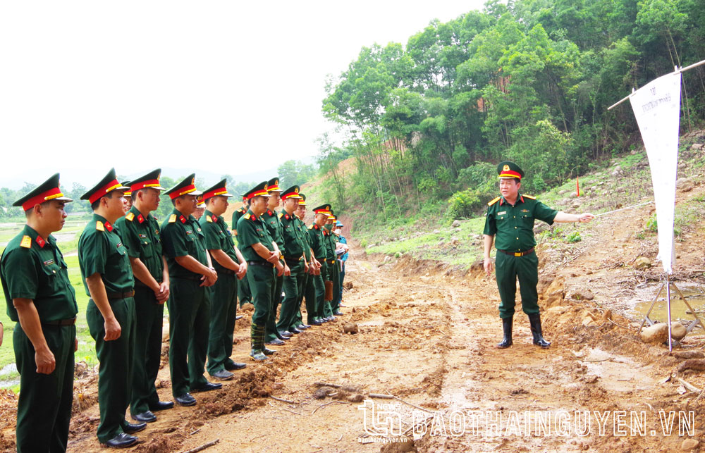 Đại tá Nguyễn Văn Đồng, Ủy viên Ban Thường vụ Tỉnh ủy, Chỉ huy trưởng Bộ CHQS tỉnh, giao nhiệm vụ cho các cơ quan, đơn vị tại thực địa.