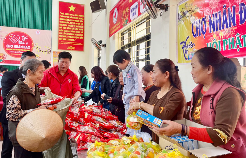 Tổ chức chợ nhân đạo vì người nghèo