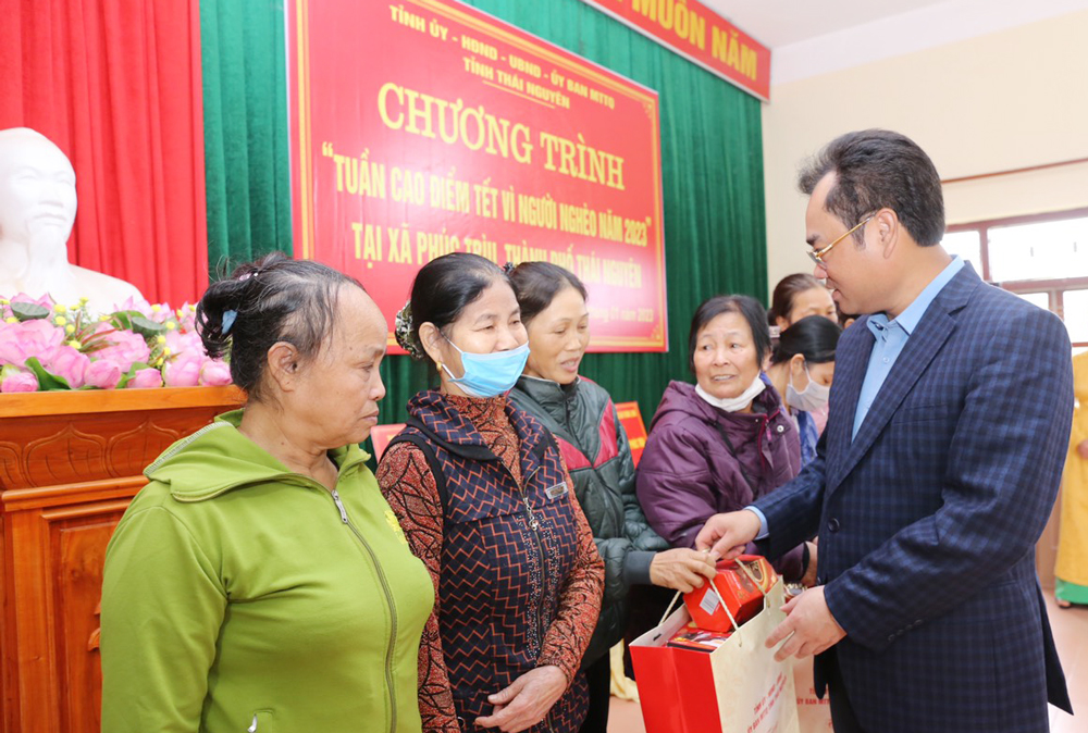Tặng quà hộ nghèo nhân dịp Tết Nguyên đán