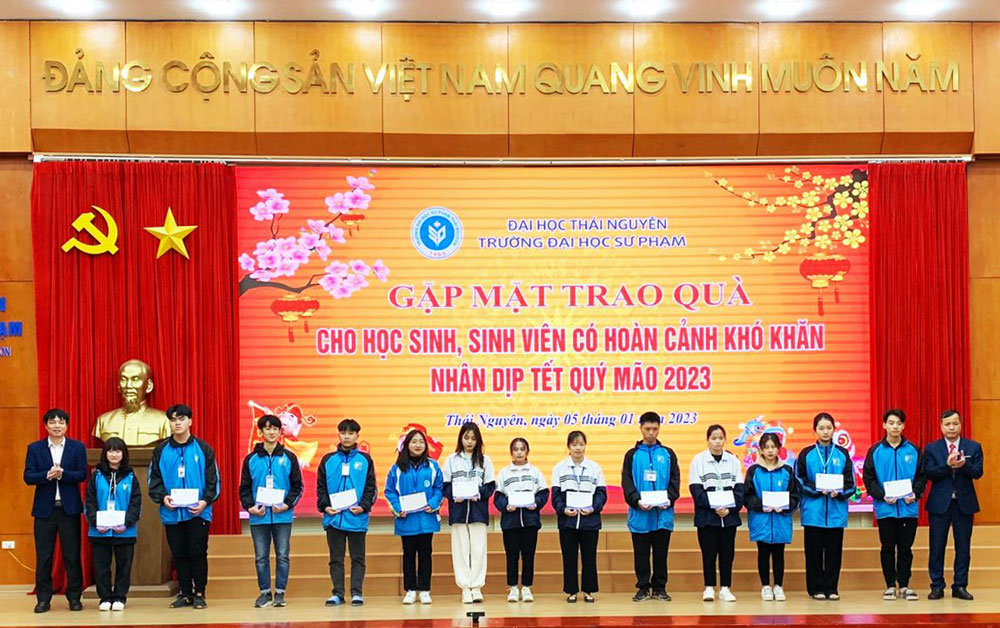 Tặng quà 82 học sinh, sinh viên có hoàn cảnh khó khăn