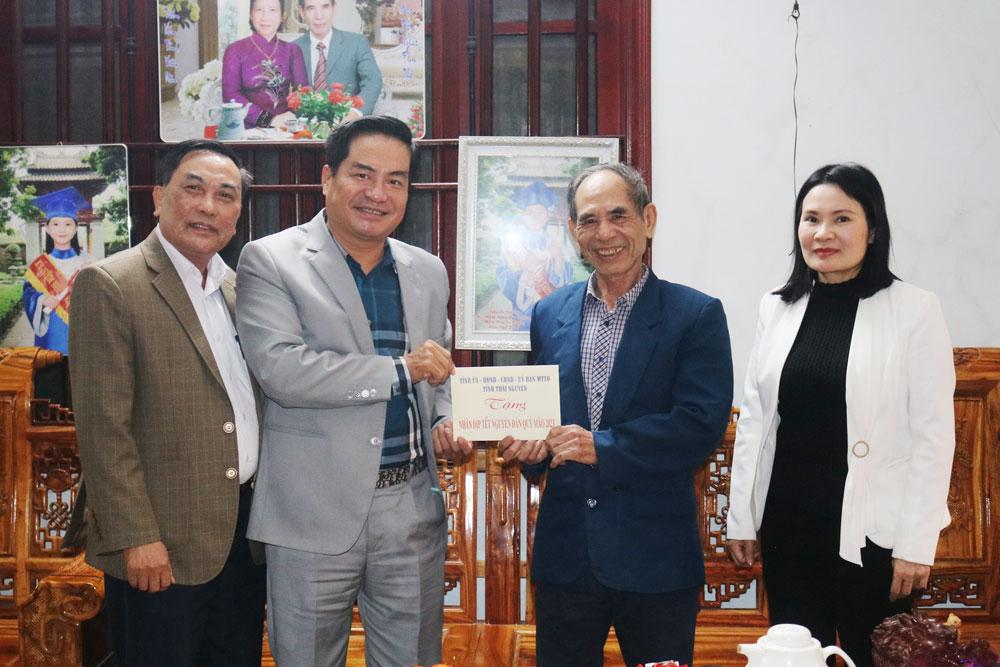 Đồng chí Phó Chủ tịch UBND tỉnh thăm, tặng quà gia đình người có công