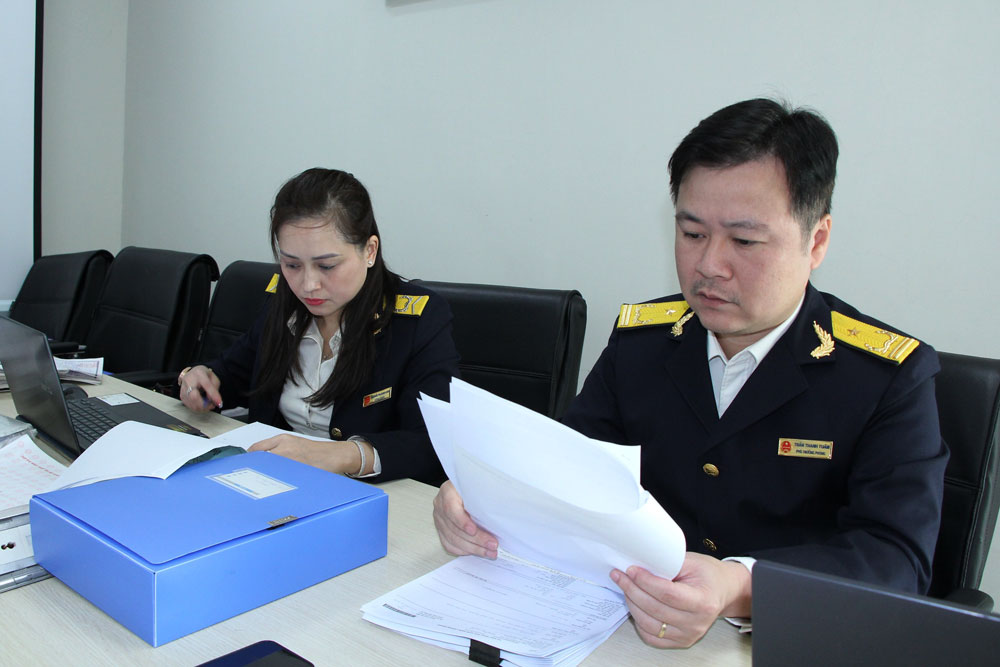 Công chức Cục Thuế tỉnh kiểm tra thuế tại doanh nghiệp. Ảnh H.C