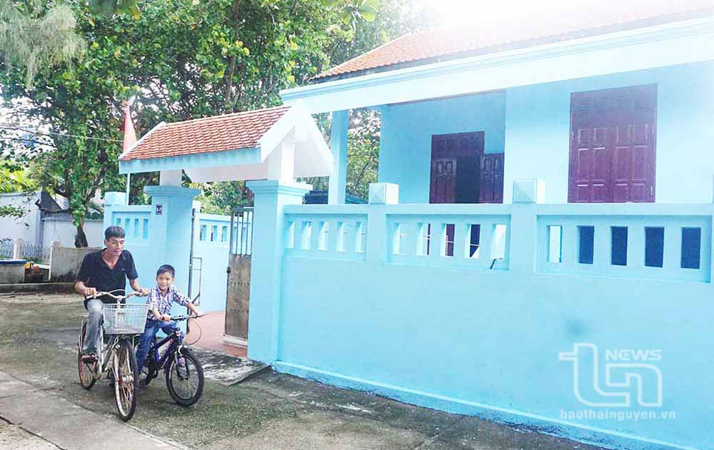 Những ngôi nhà của người dân trên đảo được xây dựng khang trang.
