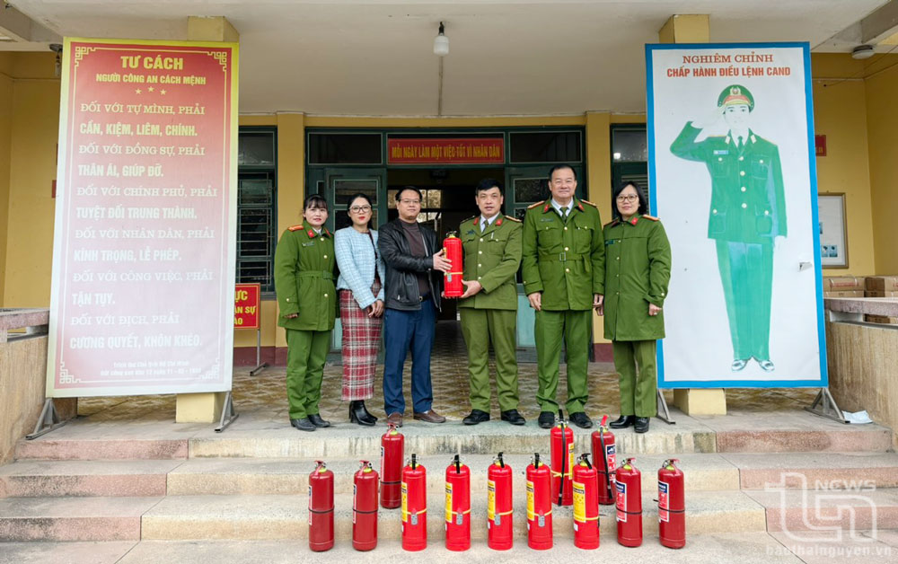 Công ty TNHH Prime Thái Nguyên: Trao 100 bình chữa cháy tặng hộ khó khăn