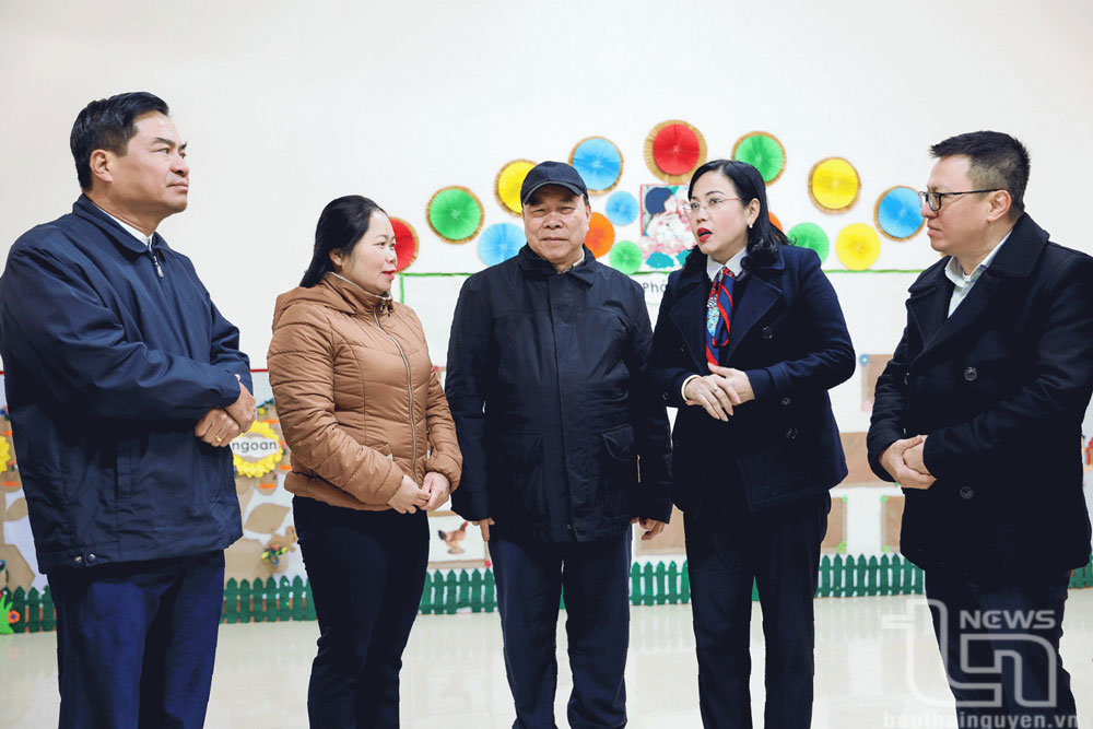 Đồng chí Lê Quốc Minh, Ủy viên Trung ương Đảng, Phó Trưởng Ban Tuyên giáo Trung ương, Tổng Biên tập Báo Nhân Dân, Chủ tịch Hội Nhà báo Việt Nam; đồng chí Nguyễn Thanh Hải, Ủy viên Trung ương Đảng, Bí thư Tỉnh ủy, Trưởng Đoàn đại biểu Quốc hội tỉnh và đồng chí Lê Quang Tiến, Phó Chủ tịch UBND tỉnh, thăm Phân trường Mầm non, Tiểu học Xuyên Sơn do Công ty tài trợ xây dựng. Ảnh: Hoàng Hưng