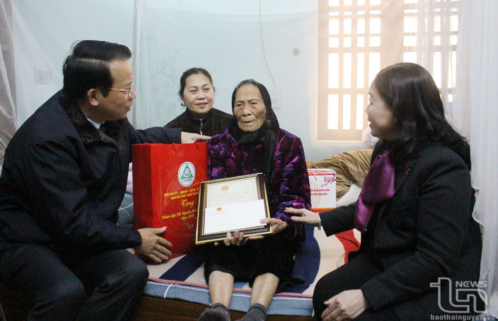 Lãnh đạo tỉnh và TP. Thái Nguyên tặng quà người có công, hộ nghèo