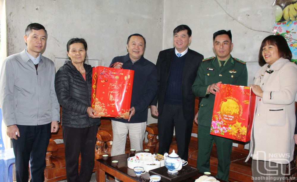 Thăm, tặng quà Tết thân nhân cán bộ, chiến sĩ đang công tác tại biên giới, hải đảo