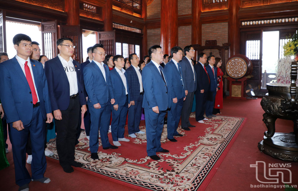 Trước khi diễn ra Lễ kết nạp, tập thể Báo Thái Nguyên đã thành kính dâng hương tưởng niệm các liệt sĩ Thanh niên xung phong tại Khu di tích.