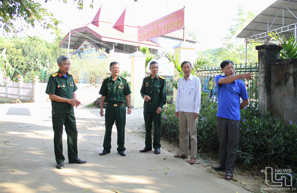 Ông Đặng Văn Cận (áo trắng) cùng Trưởng xóm, đảng viên trong Chi bộ bàn về việc xây mương thoát nước cho đường bê tông của xóm.