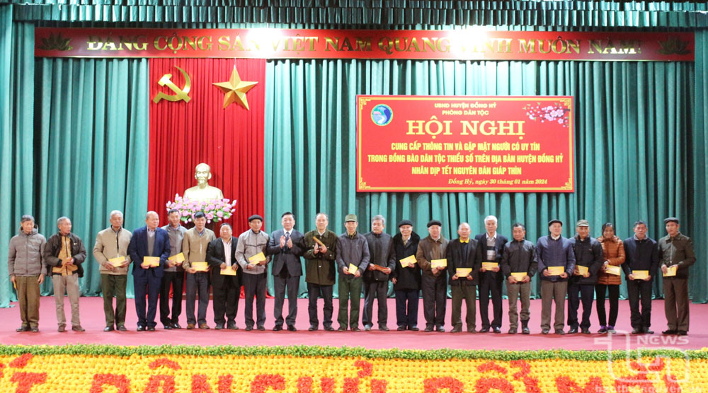 Cung cấp thông tin cho người có uy tín trong đồng bào dân tộc thiểu số