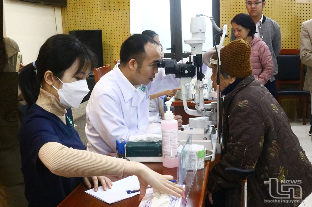 Khám bệnh, cấp thuốc miễn phí cho đối tượng bảo trợ xã hội