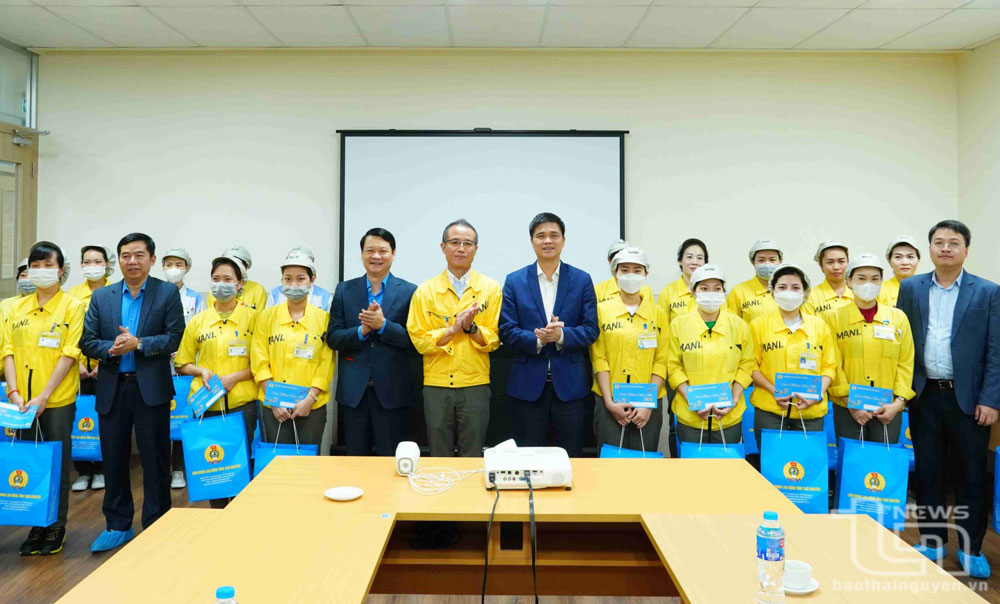 Phó Chủ tịch Tổng Liên đoàn Lao động Việt Nam tặng quà Tết cho công nhân tại Thái Nguyên