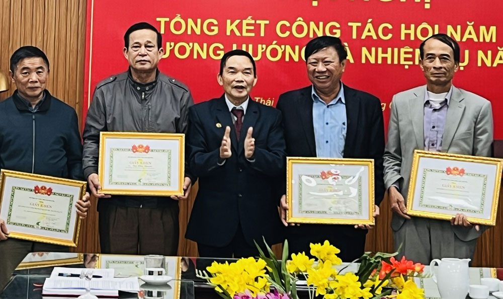 Đại diện các tập thể nhận khen thưởng.