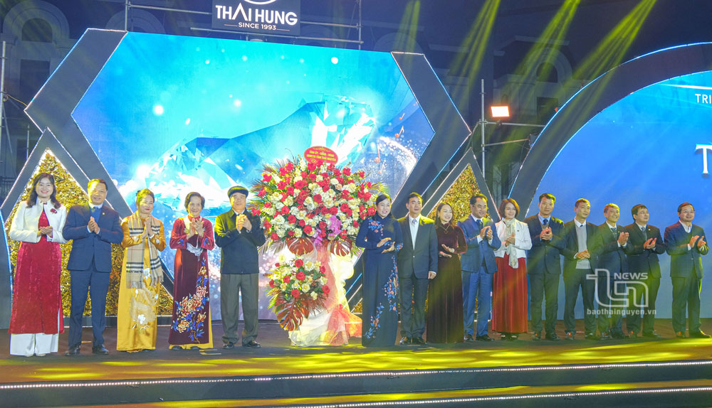 Các đồng chí Thường trực Tỉnh ủy tặng hoa chúc mừng, động viên Công ty CP Thương mại Thái Hưng.