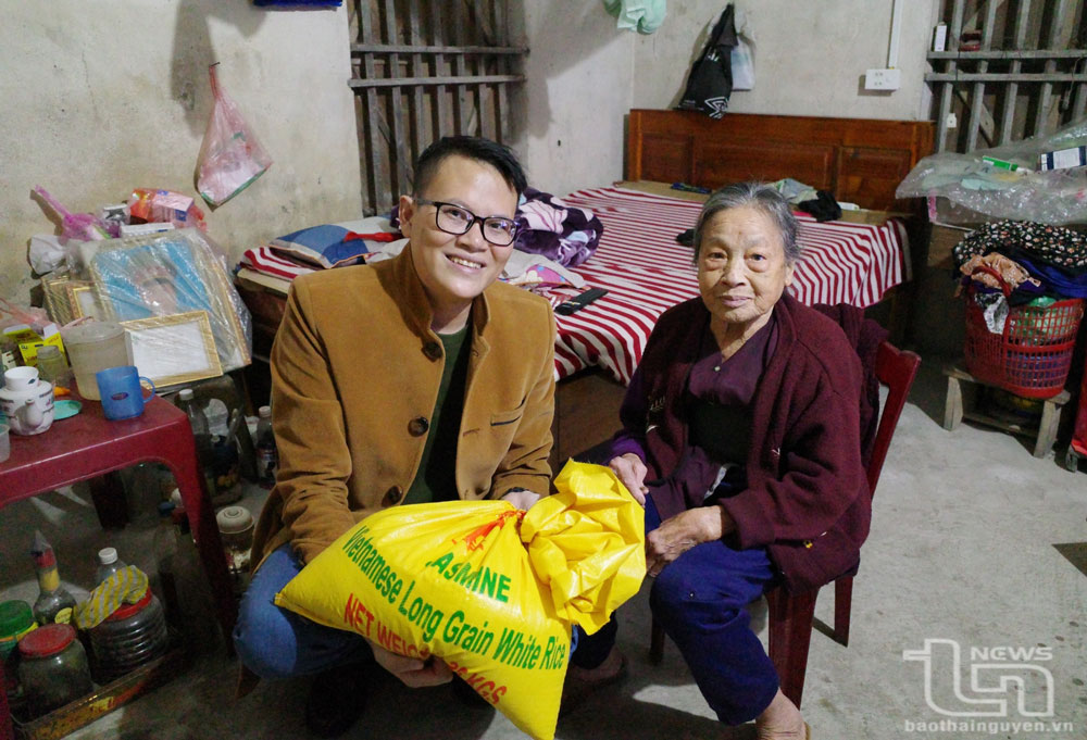 Nam thanh niên tặng gạo cho hàng chục hộ nghèo