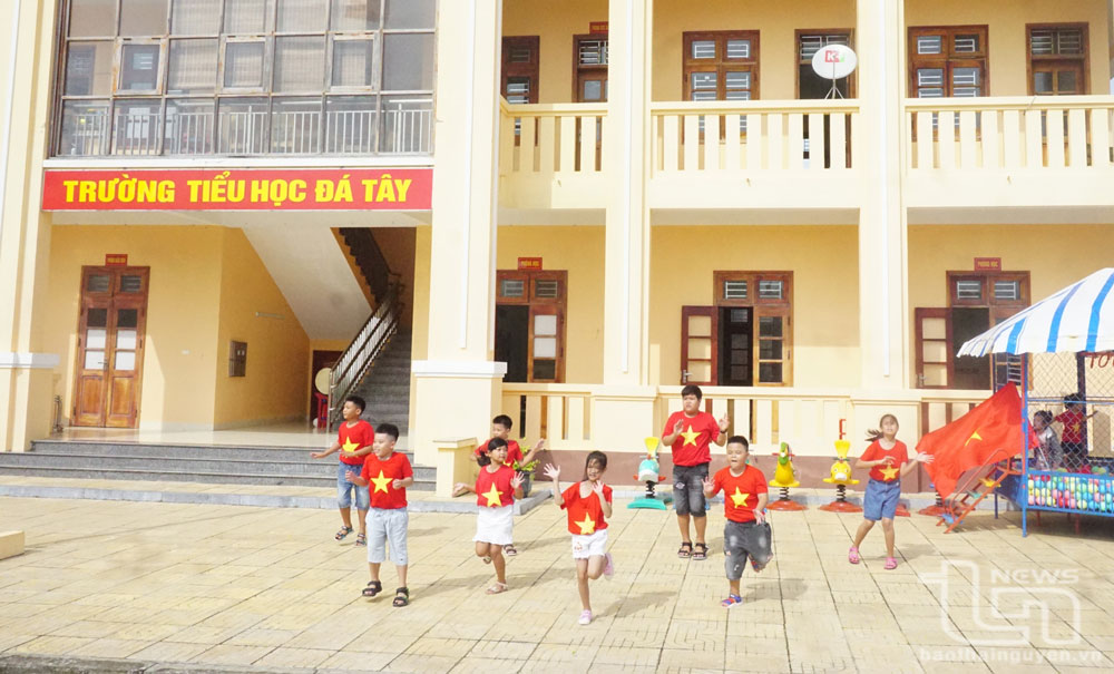 Học sinh Trường Tiểu học Đá Tây biễu diễn văn nghệ chào đón năm mới.