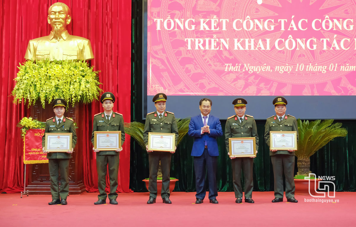 Đồng chí Chủ tịch UBND tỉnh Trịnh Việt Hùng trao Bằng khen của UBND tỉnh tặng các tập thể, cá nhân có thành tích xuất sắc đột xuất trong điều tra, khám phá vụ án chế tạo, tàng trữ, mua bán, sử dụng trái phép vũ khí quân dụng.