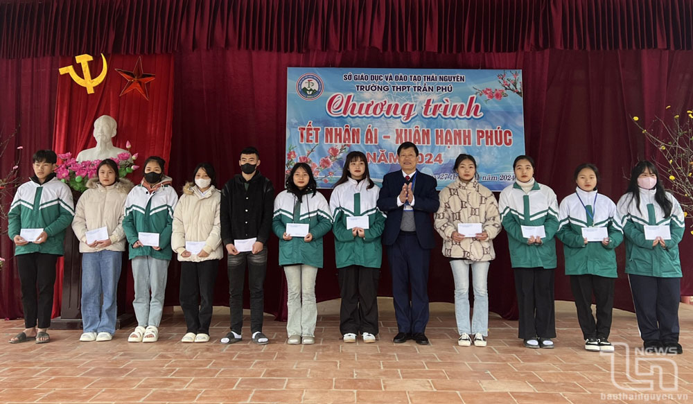 Trường THPT Trần Phú trao quà cho học sinh có hoàn cảnh khó khăn