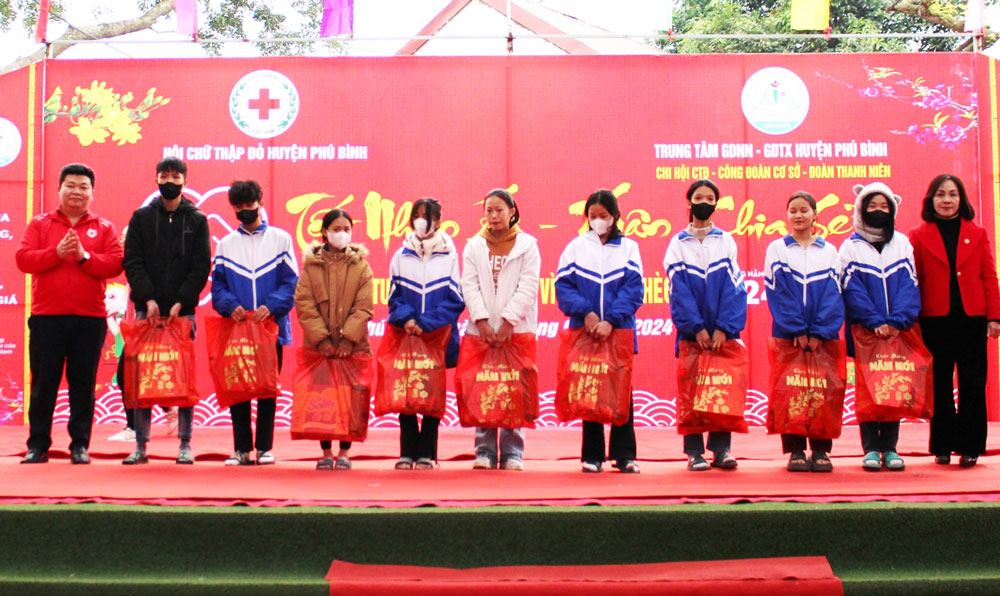 Phú Bình: Tặng quà Tết cho học sinh có hoàn cảnh khó khăn