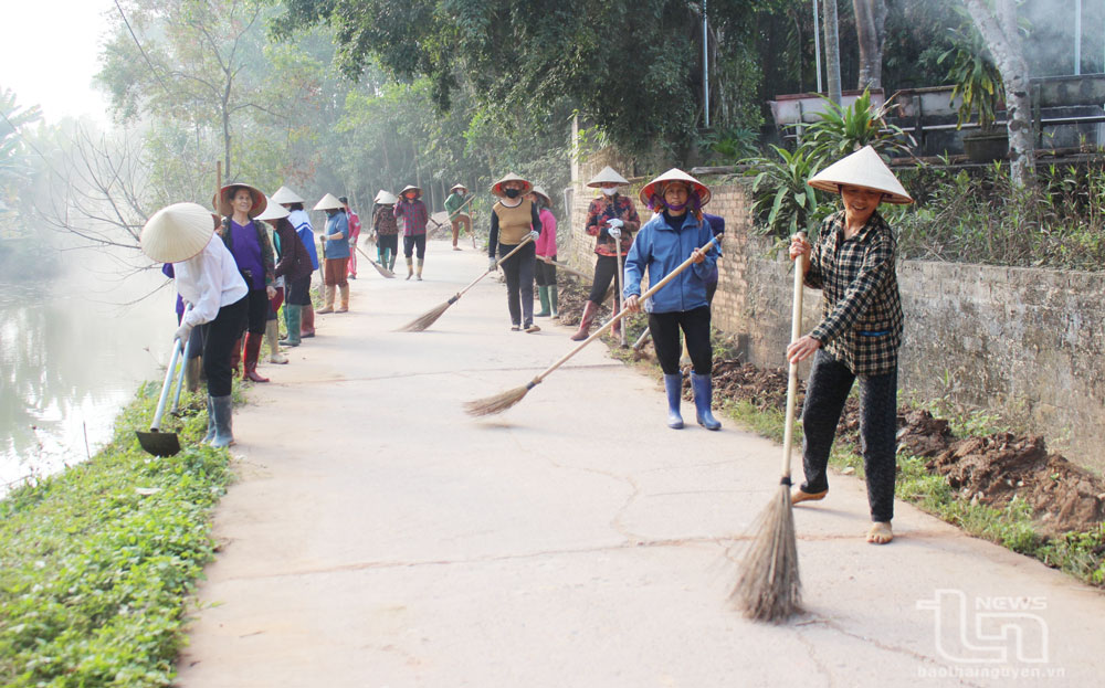 Người dân xóm Hin (xã Xuân Phương, huyện Phú Bình) vệ sinh môi trường. Ảnh: T.L