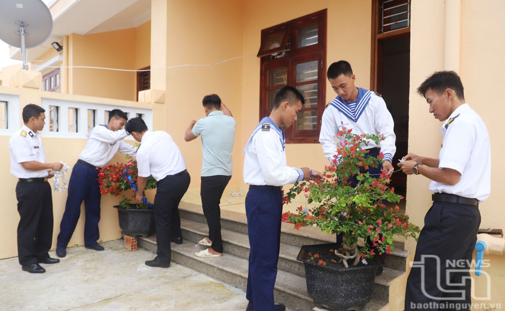 Cán bộ, chiến sĩ đảo Đá Tây A cùng người dân trang trí đón Tết.