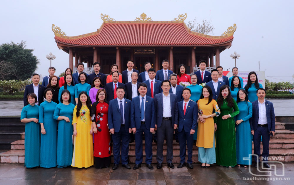 Tập thể Báo Thái Nguyên tại Khu di tích địa điểm lưu niệm các liệt sĩ Thanh niên xung phong Đại đội 915, Đội 91 Bắc Thái, phường Gia Sàng, TP. Thái Nguyên.
