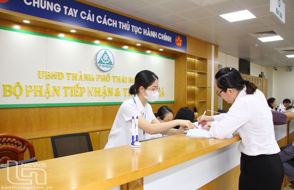 Cán bộ Bộ phận một cửa TP. Thái Nguyên hướng dẫn người dân giải quyết thủ tục hành chính.