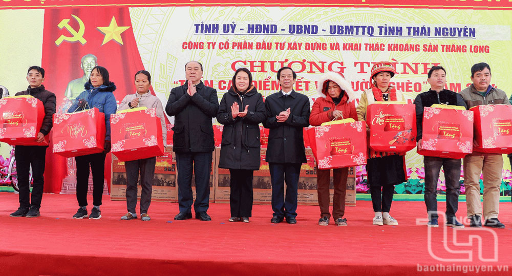 Ông Nguyễn Huy Quý, Chủ tịch HĐQT, Tổng Giám đốc Công ty và lãnh đạo Ủy ban MTTQ tỉnh trao quà cho người nghèo tại xã Thần Sa (Võ Nhai) nhân dịp Tết Nguyên đán 2024.