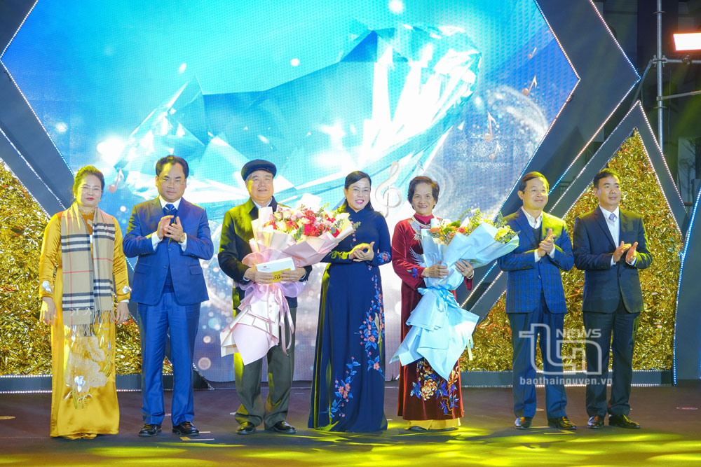 Các đồng chí Thường trực Tỉnh ủy tặng hoa chúc mừng, tri ân những đóng góp của nguyên lãnh đạo Công ty.