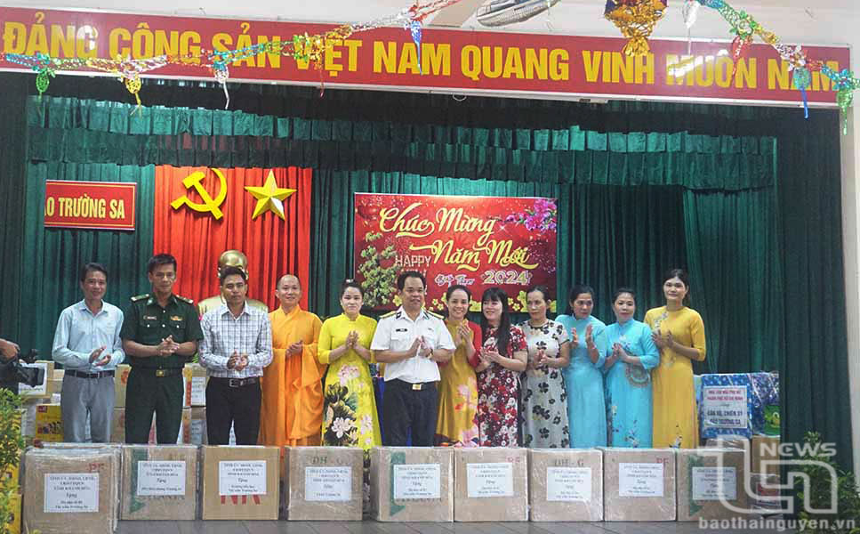 Tặng quà Tết cho nhân dân trên đảo Trường Sa.
