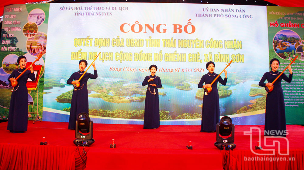 Nhân dân các dân tộc xã Bình Sơn (TP. Sông Công) biểu diễn văn nghệ tại chương trình công bố quyết định.