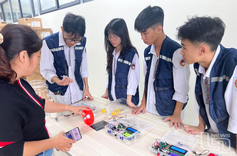 Giáo viên hướng dẫn và nhóm 4 học sinh Trường Phổ thông Vùng cao Việt Bắc đoạt giải.