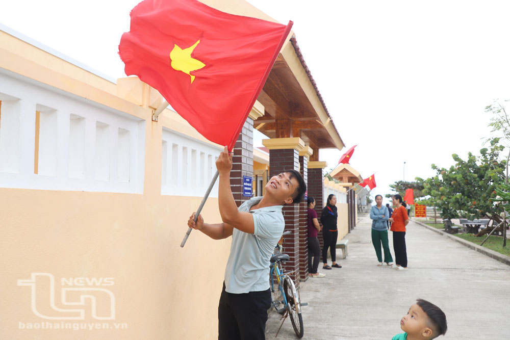 Treo cờ Tổ quốc mừng Xuân.