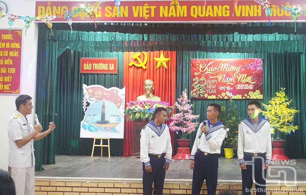 Chiến sĩ Trường Sa biểu diễn văn nghệ chào đón năm mới.