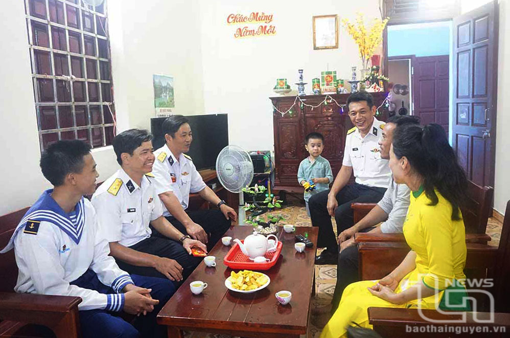 Lãnh đạo thị trấn Trường Sa đến thăm hỏi, động viên nhân dân trên đảo.