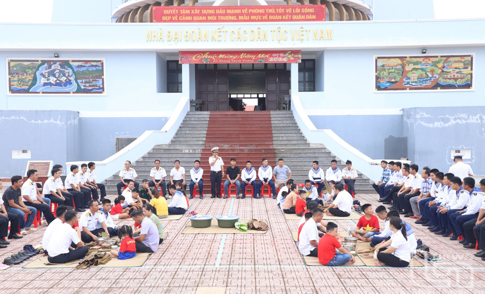 Quân và dân đảo Đá Tây A thi gói bánh chưng.