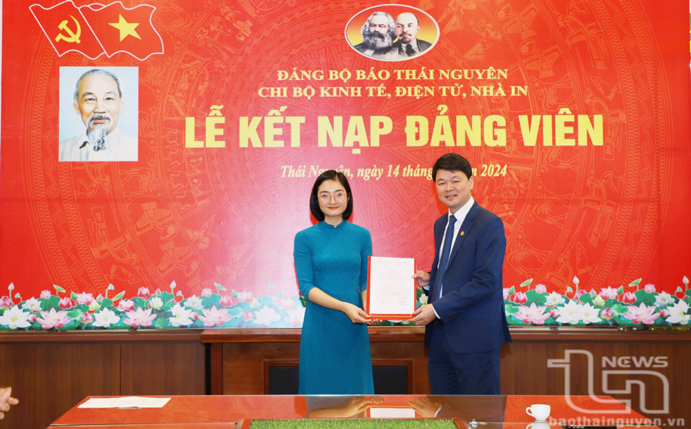 Đồng chí Nguyễn Ngọc Sơn, Bí thư Đảng ủy, Tổng Biên tập Báo Thái Nguyên, trao Quyết định kết nạp đảng viên Nông Thị Loan, Chi bộ Điện tử.