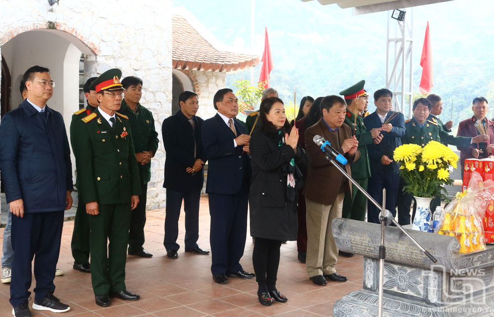 Đoàn đại biểu tỉnh Thái Nguyên viếng Nghĩa trang Liệt sĩ Vị Xuyên