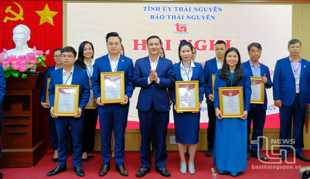 Đồng chí Trưởng Ban Tuyên giáo Tỉnh ủy Vũ Duy Hoàng trao thưởng cho các tác giả đoạt giải cuộc thi báo chí Đưa Nghị quyết Đại hội Đảng bộ tỉnh lần thứ XX vào cuộc sống năm 2023.