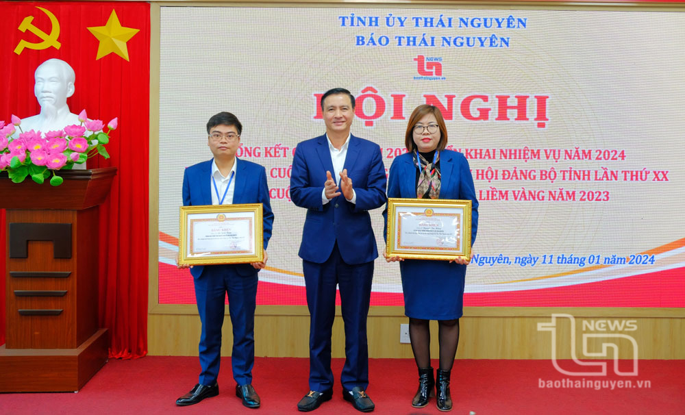 Đồng chí Trưởng Ban Tuyên giáo Tỉnh ủy Vũ Duy Hoàng trao Bằng khen của Ban Chấp hành Đảng bộ tỉnh tặng các cá nhân có thành tích xuất sắc trong công tác tuyên truyền năm 2023.