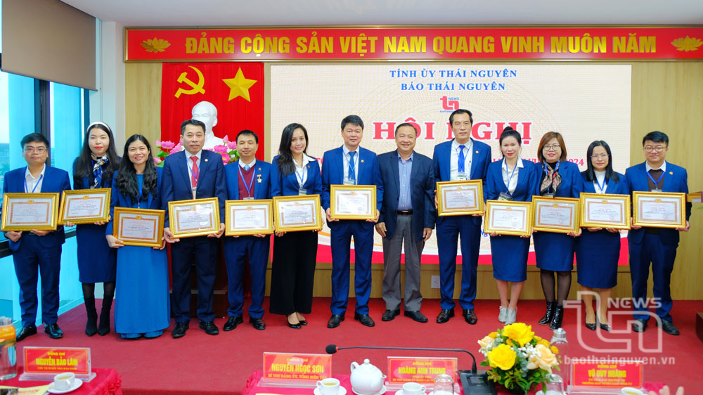 Đồng chí Hoàng Anh Trung, Bí thư Đảng ủy Khối các cơ quan tỉnh, trao Giấy khen tặng các cá nhân có thành tích trong công tác xây dựng tổ chức cơ sở đảng và đảng viên năm 2023.
